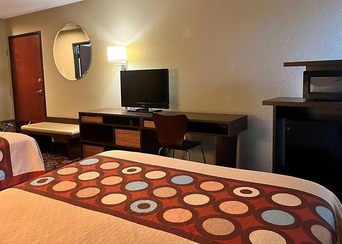 Super 8 By Wyndham Evansville North