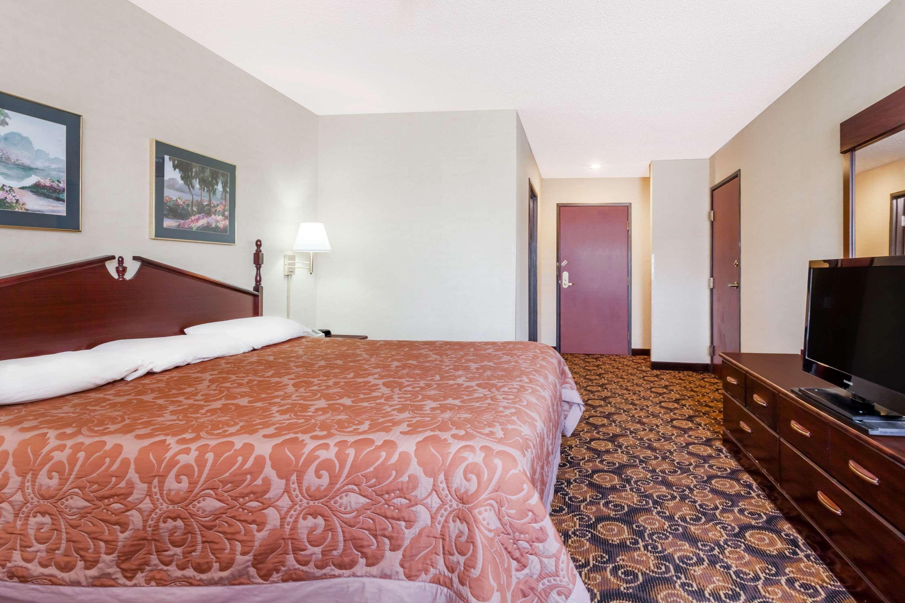 Super 8 By Wyndham Evansville North Motel