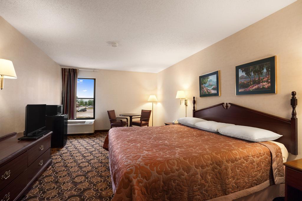 Super 8 By Wyndham Evansville North Motel Stacer