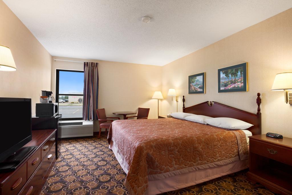 Super 8 By Wyndham Evansville North Stacer