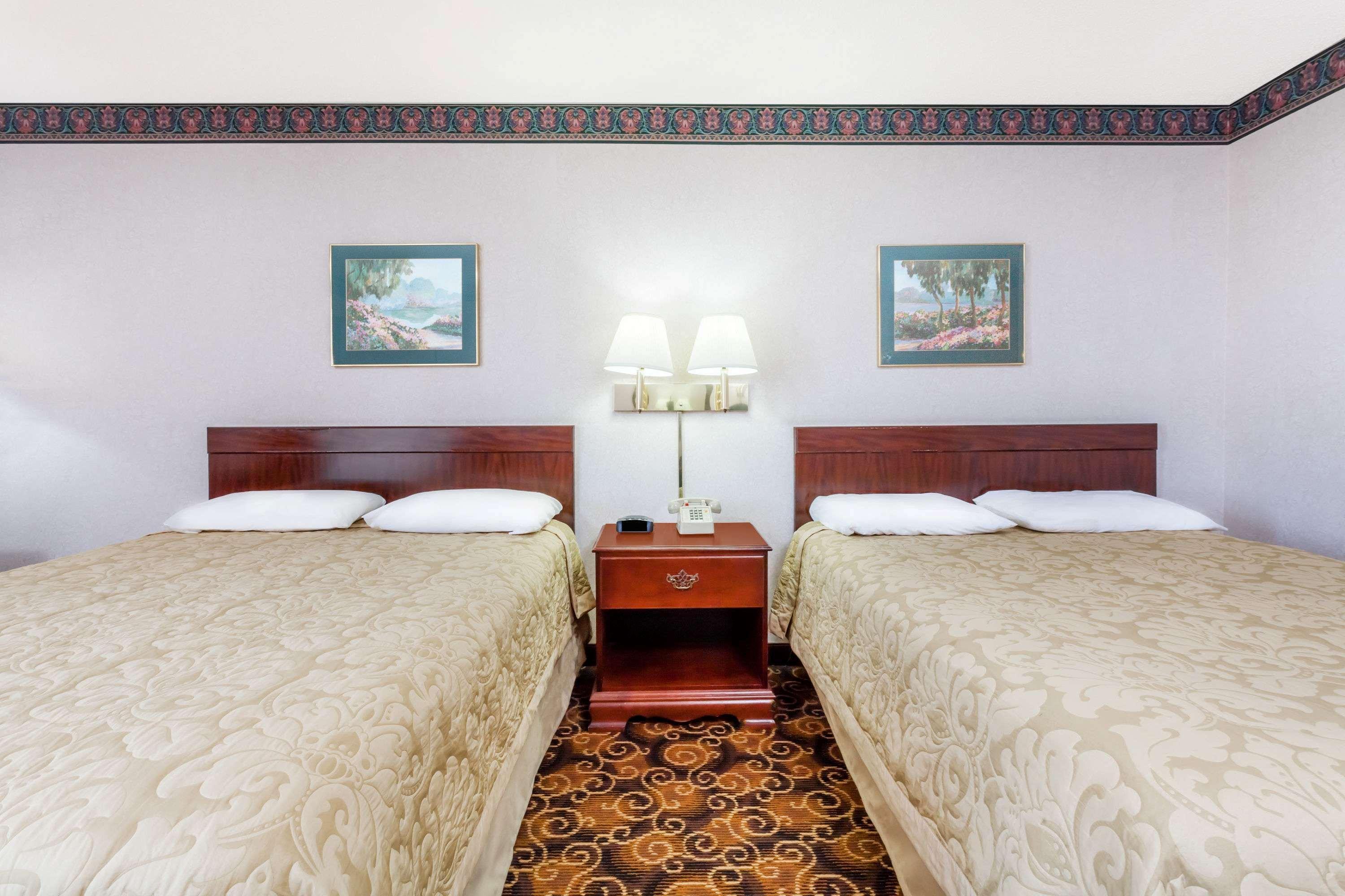 Super 8 By Wyndham Evansville North