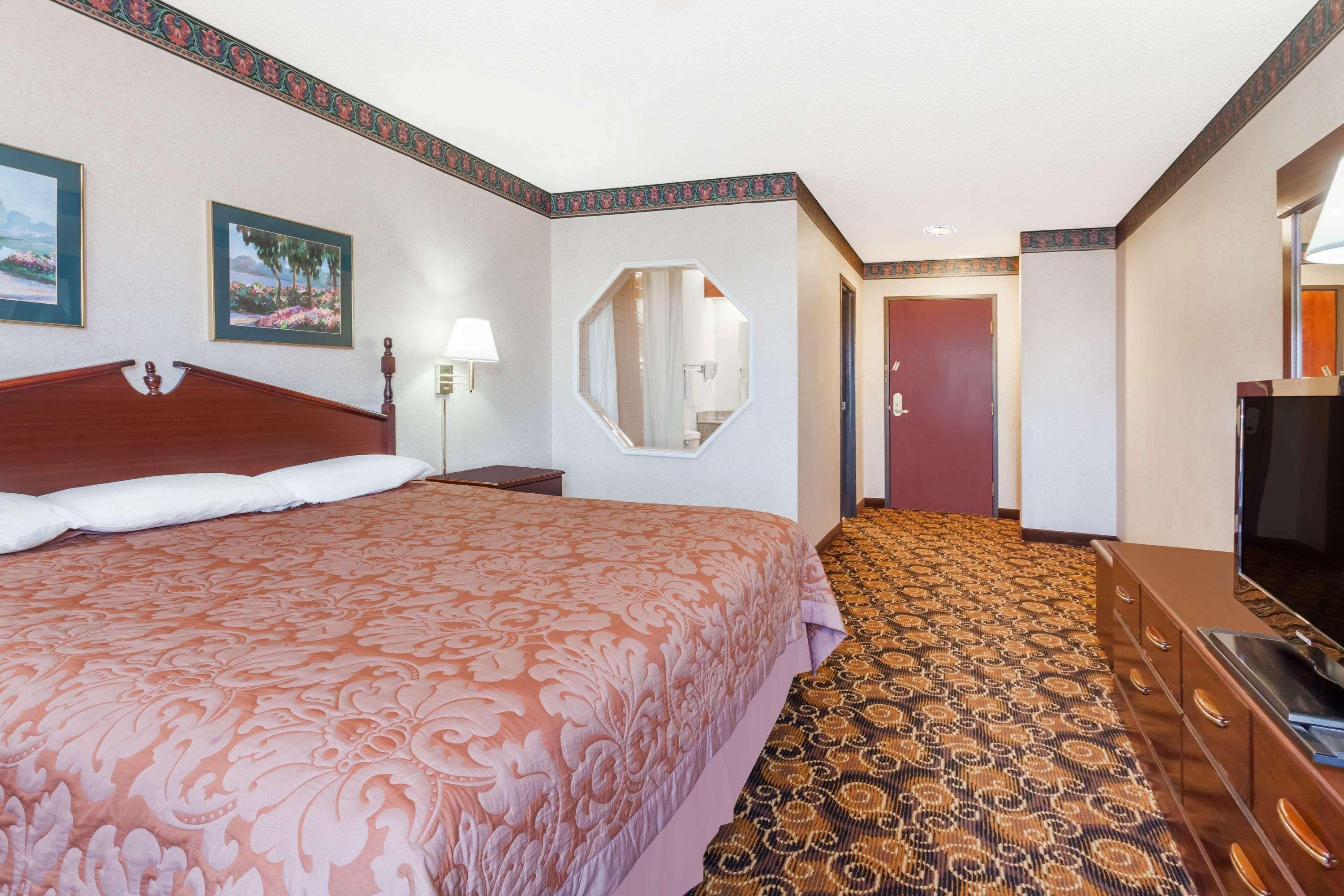 Super 8 By Wyndham Evansville North