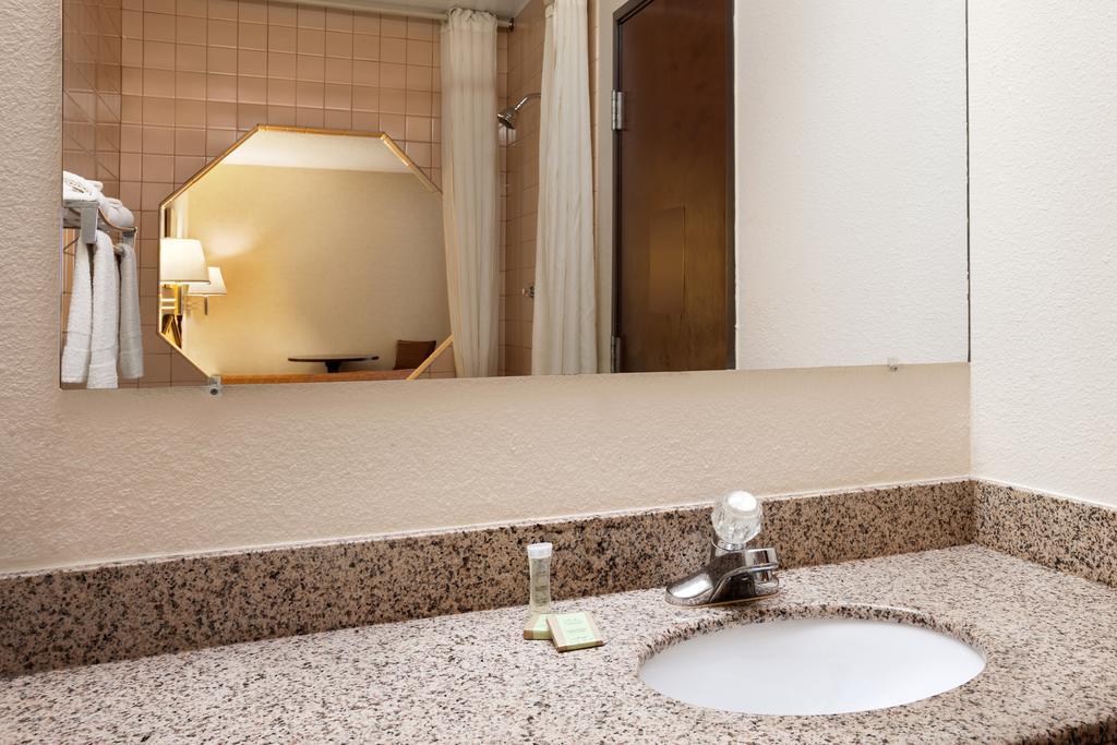 Super 8 By Wyndham Evansville North Motel 2*