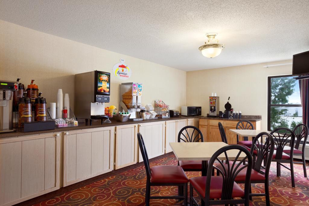 Super 8 By Wyndham Evansville North