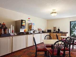 Super 8 By Wyndham Evansville North Stacer