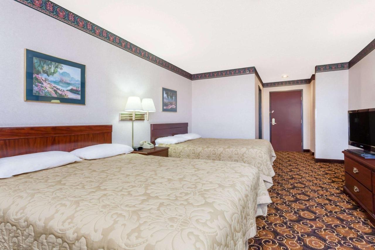 Super 8 By Wyndham Evansville North Motel