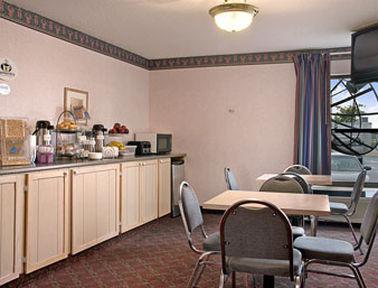 Super 8 By Wyndham Evansville North Motel